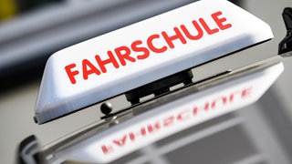 Ein Dachzeichen mit der Aufschrift "Fahrschule". In Schwäbisch Gmünd soll ein Fahrlehrer sexuell übergriffig geworden sein. Belästigung im Fahrschulauto - Einzelfall oder größeres Problem? (Symbolfoto)