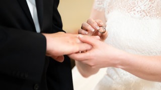 Sich mal eben kurz das Ja-Wort geben. Paare können sich in Neu-Ulm und Senden einfach, spontan und unkompliziert heiraten - oder auch segnen lassen. 
