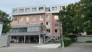 Außenansicht des Krankenhauses in Blaubeuren in Sommer: Das Krankenhaus in Blaubeuren soll in seiner heutigen Form bleiben.