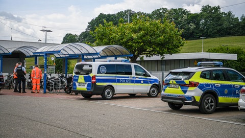 Streifenwagen vor einem kleinen Bahnhof: Am Donnerstag sind zwei Arbeiter am Bahnhof in Böbingen (Ostalbkreis) zu nah an die Oberleitung geraten und wurden schwer verletzt.