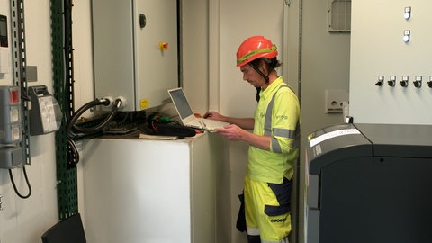 Ein Arbeiter in der Wasserstoffanlage in Schwäbisch Gmünd. Am Donnerstag ist die Anlage in den Testbetrieb gegangen.