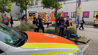 Mehrere Rettungswagen stehen vor dem Blautalcenter in Ulm: Bei einer Großübung am Samstag müssen sich Rettungskräfte laut Szenario um Tote und Schwerverletzte kümmern.