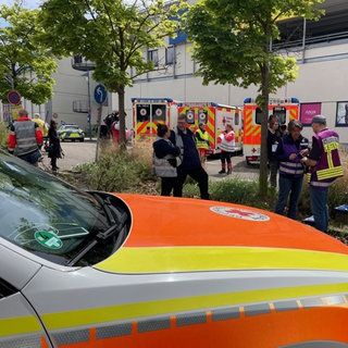 Mehrere Rettungswagen stehen vor dem Blautalcenter in Ulm: Bei einer Großübung am Samstag müssen sich Rettungskräfte laut Szenario um Tote und Schwerverletzte kümmern.