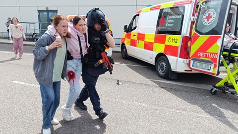Schwerarbeit für Polizeikräfte und Statisten bei der Großübung im und am Blautalcenter. Das Szenario in Ulm sah bewaffnete Täter, Tote und Schwerverletzte vor.