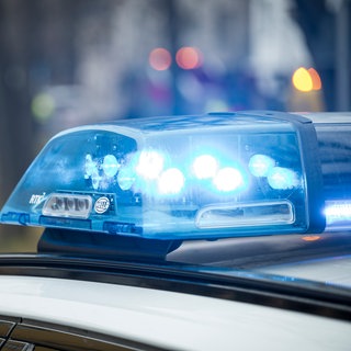 Blaulicht auf einem Einsatzfahrzeug der Polizei. Für einen Brand in einer Realschule in Langenau ist wohl ein 14-Jähriger verantwortlich.