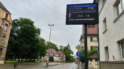 Das Parkleitsystem der Stadt Ulm. Darauf steht ein Hinweis zum Deutschen Musikfest, dass mit einem hohen Verkehrsaufkommen gerechnet wird. 