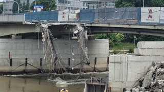 Am Himmelfahrtstag stand nur noch auf Ulmer Seite ein Stück des westlichen Teils der Gänstorbrücke.