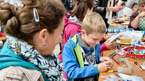 Niklas bastelt gemeinsam mit seiner Mutter Dorothee ein Musikinstrument. Der Familientag gehört zum Rahmenprogramm des Deutschen Musikfestes. 