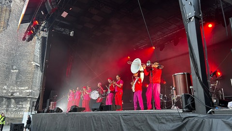 Die Band Moop Mama mit ihrem Auftitt auf der großen Bühne auf dem Ulmer Münsterplatz.