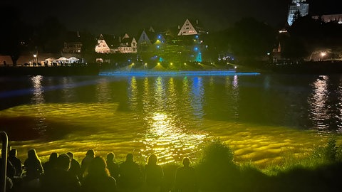 Die Donau zwischen Ulm und Neu-Ulm. Hier gibt es im Rahmen des deutschen Musikfestes in der Nacht sogenannte "Soundbridges". Mit Musik und Licht soll eine Brücke zwischen den beiden Städten gebaut werden. 