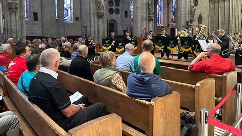 Eine Blasmusik-Gruppe aus Freiburg spielt bei einer Andacht im Rahmen des Deutschen Musikfests im Ulmer Münster.