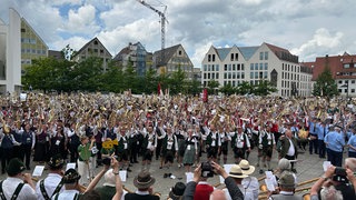 Über 6.000 nehmen am Gemeinschaftskonzert auf dem Münsterplatz teil.