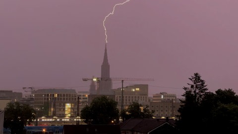Da braucht es einen guten Blitzableiter! Bei dem Unwetter am Samstagabend (31.5.) hat es auch die Spitze des höchsten Kirchturms der Welt erwischt. Der Blitzschlag verursachte Schäden an der Elektrik des Ulmer Münsters.