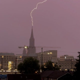 Da braucht es einen guten Blitzableiter! Bei dem Unwetter am Samstagabend (31.5.) hat es auch die Spitze des höchsten Kirchturms der Welt erwischt. Der Blitzschlag verursachte Schäden an der Elektrik des Ulmer Münsters.