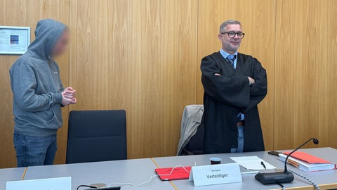Der 29-jährige Angeklagte beim Prozessauftakt am Ulmer Landgericht (Archivbild). Er zeigte keine Reue, legte aber ein Geständnis ab.