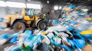Die Kanne mit dem Geld wurde auf einem Wertstoffhof in Burgau (Kreis Günzburg) gefunden. (Symbolbild)