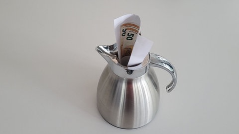 So kann's kommen: Eine Kaffeekanne mit viel Geld darin wurde auf dem Wertstoffhof Burgau gefunden. Ein ehrlicher Finder brachte Kanne samt Inhalt zur Polizei. (Symbolbild)