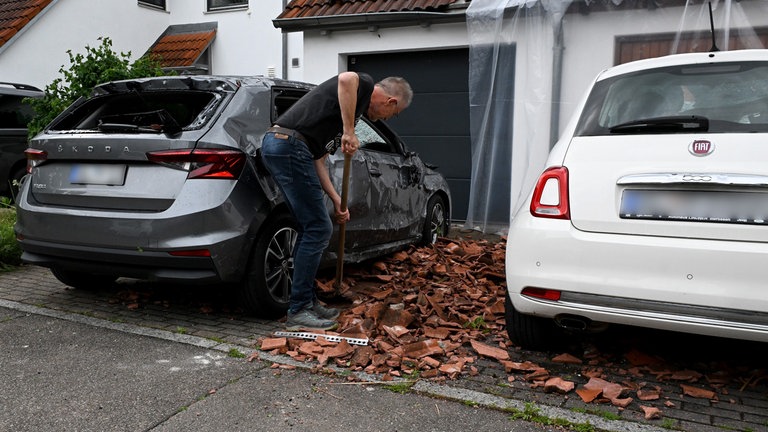 Die Scheiben zerdeppert, das Blech eingedellt. Auch hier viel Arbeit für die Bewohner von Ulm-Donaustetten.