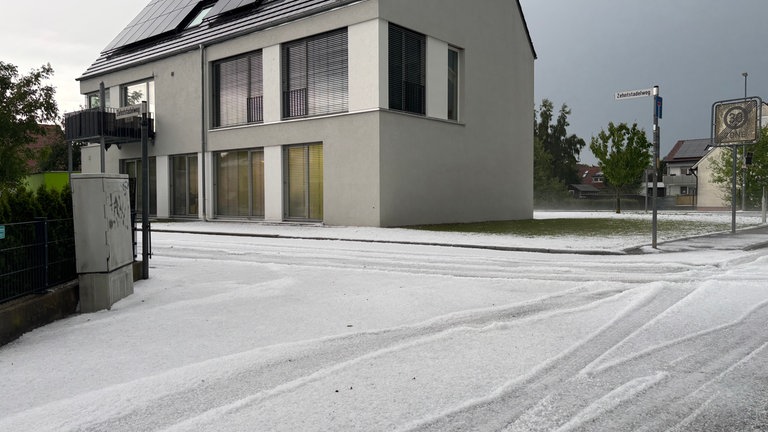 Durchgehende Hageldecke kurz nach dem Unwetter über Ulm.