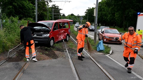 Auch die Straßenreinigung hat bei den Aufräumarbeiten in Böfingen geholfen.