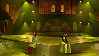 Zwei, die sich nicht immer nahe sind - die Schauspielerin Maria Rosendorfsky als Stephanie Mangano und Sascha Luder in der Rolle des Tony Manero. Hier bei Proben auf der großen Open Air-Bühne auf der Ulmer Wilhelmsburg.