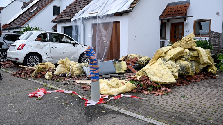 Am Tag danach: Nicht nur die Ziegel sind abgedeckt, auch jede Menge Dämmmaterial muss entsorgt werden.