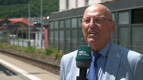 Georg Brunnhuber, ehemaliger CDU-Bundestagsabgeordneter und Bahnexperte, spricht von einem "Schildbürgerstreich", sollte das Ausbauprojekt unter den aktuellen Bedingungen scheitern.