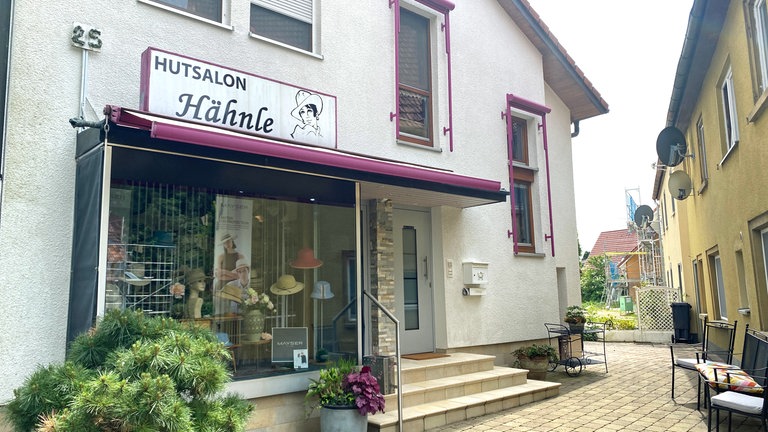 Der kleine Hutsalon in Schechingen (Ostalbkreis) - schon die Großmutter fertigte hier Hüte. Seit 2019 ist Enkelin Juliane als Modistin am Werk.