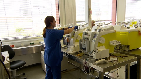 Eine Mitarbeiterin bedient einen sogenannten Compomaten. Das Gerät füllt die verschiedenen Bestandteile des Bluts in luftdichte Beutel ab.