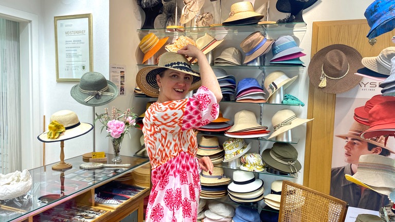 Hut für Hut - aufprobieren, was am besten passt. Dafür nimmt sich Modistin Juliane Fischer viel Zeit. 