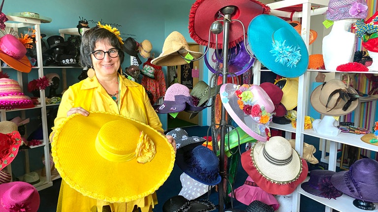 Ton in Ton - ein Sommerhut und Hingucker zugleich. Modistin Christina Schlumberger hat ihn im eigenen Atelier in Ulm gefertigt.
