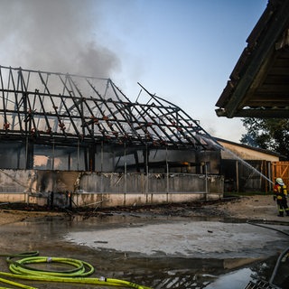 Feuerwehrleute löschen brennenden Stall in Ellwangen.