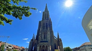 Gibt es lose Teile an der Aussenfassade des Ulmer Münsters? Könnten diese möglicherweise herunterstürzen? Das überprüfen Industriekletterer derzeit.