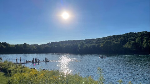 Im Pfuhler Badesee treten derzeit vermehrt Larven von Saugwürmern auf. Dadurch kann es laut Landratsamt Neu-Ulm zu Hautreizungen kommen.