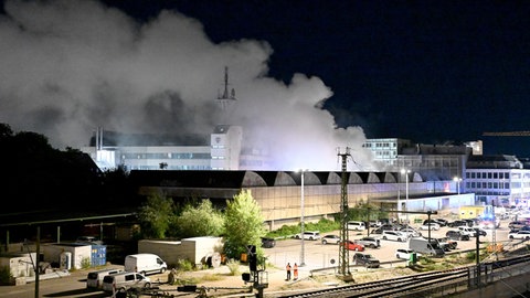 Rauch über der Postpakethalle nahe des Hauptbahnhofs in Ulm. Das Feuer ist im Außenlager des Ulmer Theaters dort ausgebrochen. Das Lager soll komplett zerstört worden sein. 