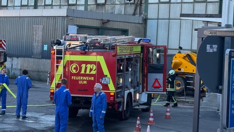 Das Feuer ist im Außenlager des Ulmer Theaters gegen 2 Uhr ausgebrochen. Noch am Morgen waren die Kräfte mit Nachlöscharbeiten beschäftigt.