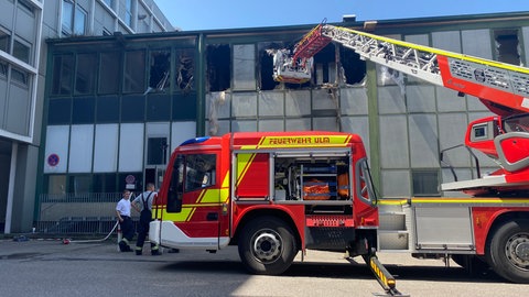 Die Brandursache und der Sachschaden sind noch nicht bekannt. Gutachter der Polizei ermitteln noch in den Lagerräumen.