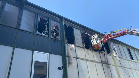 Brand im Theaterlager: Das Gebäude ist derzeit noch nicht betretbar. Nur ein paar Brandexperten der Polizei, Feuerwehr und ein Statiker untersuchen die Schäden und die Stabilität der Lagerhalle.