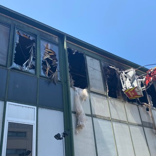 Brand im Theaterlager: Das Gebäude ist derzeit noch nicht betretbar. Nur ein paar Brandexperten der Polizei, Feuerwehr und ein Statiker untersuchen die Schäden und die Stabilität der Lagerhalle.