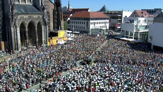 Mehr als 7.000 Bläserinnen und Bläser sind nach Angaben der Veranstalter auf dem Münsterplatz zur Schlussfeier zusammengekommen.