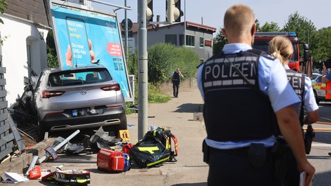 Fast ein Jahr nach einem tödlichen Unfall in Blaustein (Alb-Donau-Kreis) ist der 85-jährige Autofahrer zu einer zehnmonatigen Bewährungsstrafe verurteilt worden. Er hat ein acht Jahre altes Kind überfahren. Der Senior hat den Strafbefehl aktzeptiert. Das Bild ist vom Tag des Unfalls.