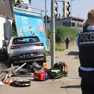 Fast ein Jahr nach einem tödlichen Unfall in Blaustein (Alb-Donau-Kreis) ist der 85-jährige Autofahrer zu einer zehnmonatigen Bewährungsstrafe verurteilt worden. Er hat ein acht Jahre altes Kind überfahren. Der Senior hat den Strafbefehl aktzeptiert. Das Bild ist vom Tag des Unfalls.