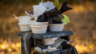 Ein überquellender öffentlicher Mülleimer: In Nellingen (Alb-Donau-Kreis) gilt ab 1. Juli eine Verpackungssteuer. Grund ist viel Einwegmüll. Für die Entsorgung bezahlt bislang die Kommune. (Symbolfoto)