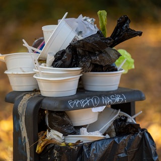 Ein überquellender öffentlicher Mülleimer: In Nellingen (Alb-Donau-Kreis) gilt ab 1. Juli eine Verpackungssteuer. Grund ist viel Einwegmüll. Für die Entsorgung bezahlt bislang die Kommune. (Symbolfoto)