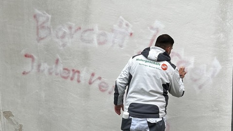 Maler entfernen die Schmierereien in Langenau. Ein Netzwerk aus verschiedenen Institutionen will gegen die antisemitische Hetze vorgehen. 
