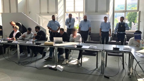 Fünf Angeklagte stehen ab Mittwoch wegen erpresserischen Menschenraubs in Ellwangen vor Gericht. Sie sollen im Februar einen 20-Jährigen misshandelt und Geld von ihm gefordert haben.