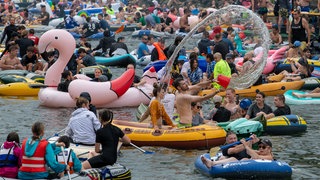 Das Landratsamt warnt: Das Baden in der Donau am Schwörmontag beim Nabada passiert auf eigene Gefahr. Im vergangenen Jahr klagten viele Besucher über Magen-Darm-Erkrankungen.