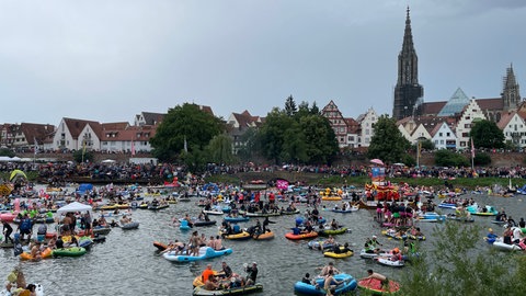 Am Schwörmontag werden beim Nabada wieder unzählige Menschen auf dem Wasser erwartet.