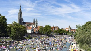Unzählige Schlauchboote und Themenboote auf der Donau. Das Schwörwochenende und der Schwörmontag verspechen auch 2025 wieder ein großes Fest in Ulm.