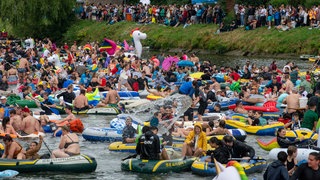 Partystimmung auf der Donau - das Nabada wollen sich viele nicht entgehen lassen und steigen dabei selbst ins Boot. So voll wars 2023 - auch dieses Mal rechnen die Veranstalter wieder mit einer Donau, auf der sich viele kleine und große bunten Boote tummeln.